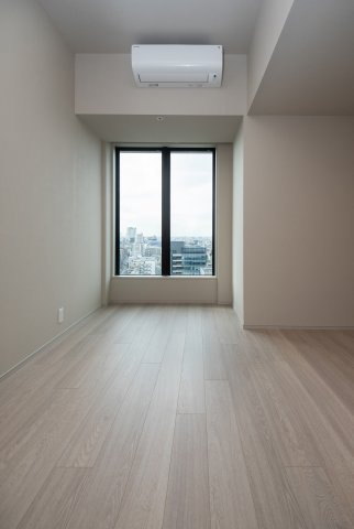 家具のレイアウトがしやすいすっきりとした形状の洋室！縦長窓からの自然光で明るく快適に過ごせます♪