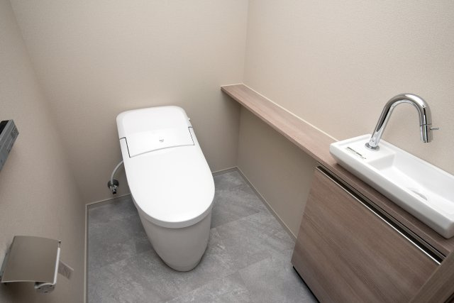 手洗いカウンターと鏡を備えた使い勝手の良いタンクレストイレ！すっきりとした清潔感あふれる空間です♪