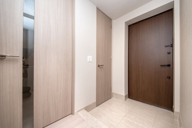 木目調の扉と上品なタイルが迎える玄関ホール！明るくすっきりとした空間で毎日の帰宅時も心地よいです♪
