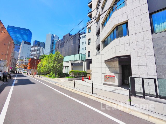 青空が広がる見通しの良いフラットな前面道路！歩道が整備されており小さなお子様とのお散歩も安心です♪