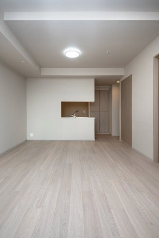 家具のレイアウトがしやすい広々としたリビング！カウンター越しに会話を楽しみながら過ごせますね♪