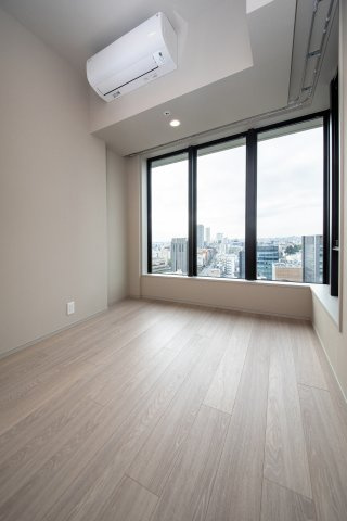 エアコン完備で季節を問わず快適に過ごせる洋室！主寝室やワークスペースとしてもぴったりなお部屋です♪