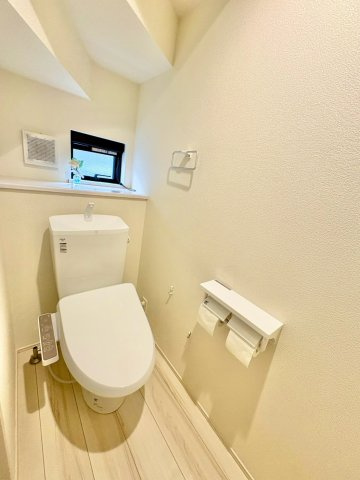 トイレは1階・2階それぞれにあって便利です。温水洗浄機能付き。