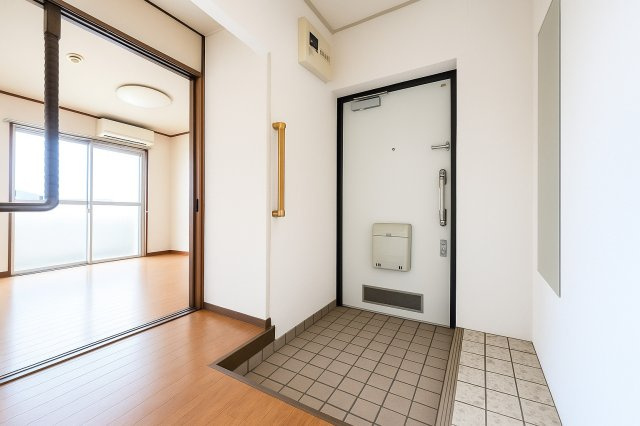 ◆光の渦が溢れた明るい玄関ホール。「おかえり」と「ただいま」が交差するお家の顔とも言える場所は爽やかで心地良い空間となっています。すっきり片付いた玄関で来客時にも自信が持てそう。　　