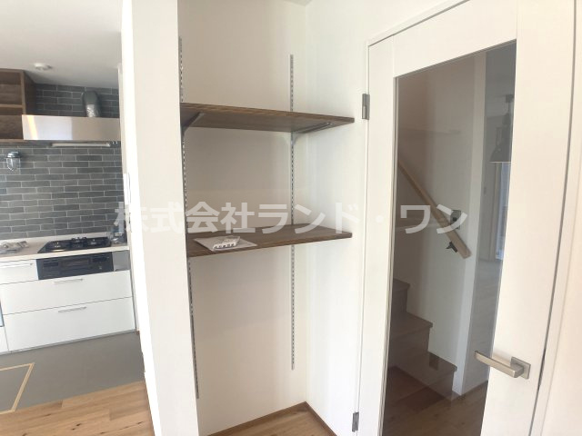 LDKにある可動棚収納