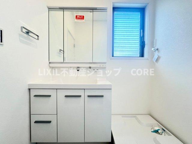 洗面化粧台新規交換済み！ミラーの後ろに収納スペースがありスッキリした空間に！