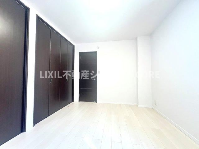 床材や建具は家具にも合わせやすい落ち着いた色合いになっております。