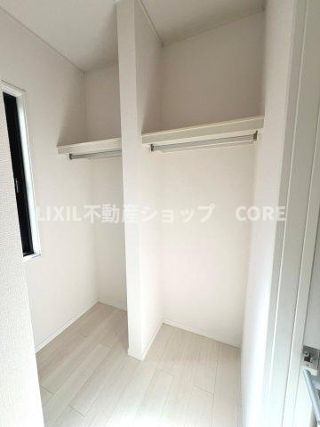 奥行きもあるので、収納ボックスをそのままクローゼットの中へ。部屋にものが出ずスッキリ。