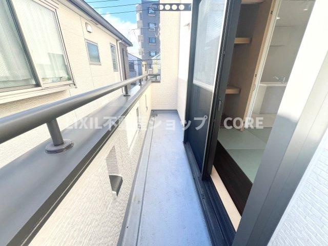 バルコニーは風通しが良く、日中は日当たりも良好です。洗濯物やお布団をたくさん干せます。