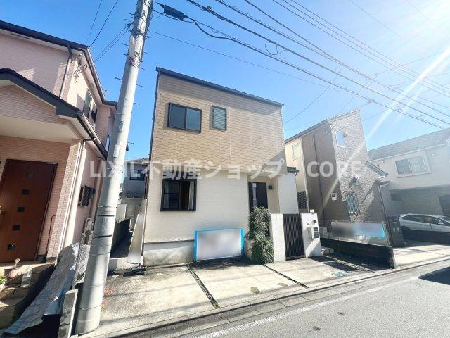 ゆったりとした駐車スペースを確保いたしましたので、大きめのお車でも駐車可能です。