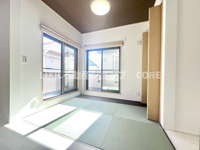リビングには和室が隣接しています。小さなお子様のお休み場所としても活躍してくれる多目的な空間です。