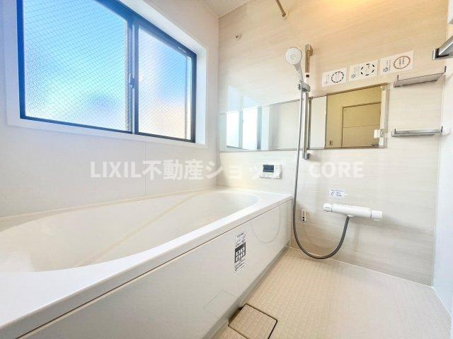 ご家族との憩いの場として、一日の疲れを癒す場として、ゆったりと足を伸ばしてくつろげる浴室。
