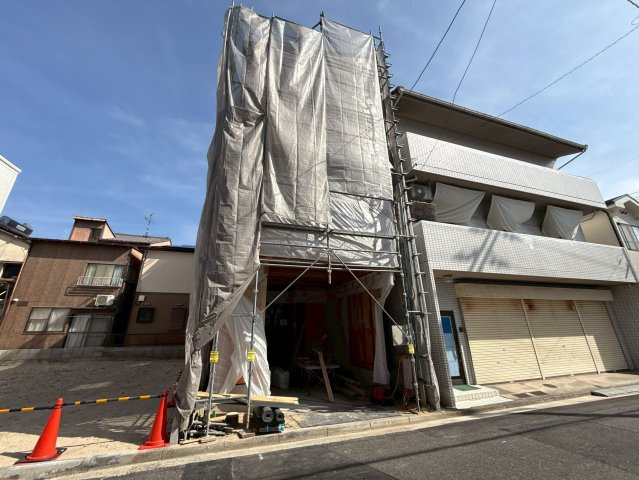 玄関横には便利なシューズインクローゼットを完備しました。ベビーカーや外遊びの道具もスッキリ収納可能！3階の主寝室には大型のウォークインクローゼットを設置。衣類から季節物までたっぷりと収まるのが魅力♪