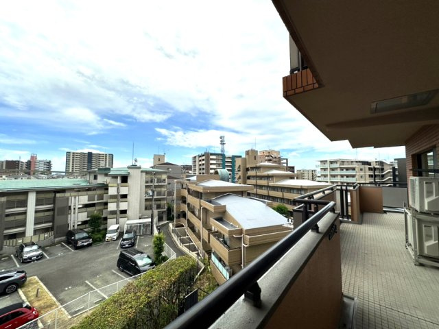 目線より高い建物もなく空が抜けて見えます。