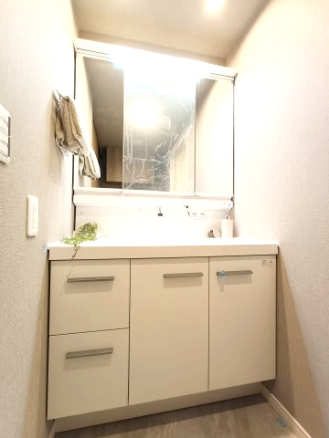 【独立洗面化粧台】　洗面室は、朝をすっきりさせてくれる大切な空間です。忙しい朝でも収納が多い洗面台では短い時間で効率良く支度ができます。