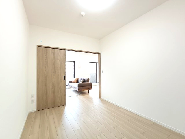 【洋室約6.0帖】　どんな家具にも相性の良いフローリング。お部屋もすっきりと広く見せてくれます。