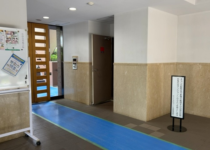 ラウンジは、マンションの共用スペースに椅子やテーブルなどを配置した利用者が寛げる空間です。屋内型ラウンジと屋外型ラウンジがあります。共用部分の管理状況と合わせて、詳細については現地でご確認ください。
