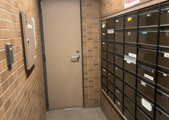 エントランス付近に設置されている集合ポストは、住んでいる部屋と離れているため、ポストをあさるなど誰かに何かされていても被害に気づきにくいです。入居する時には他人に特定されにくい番号で鍵をかけましょう！
