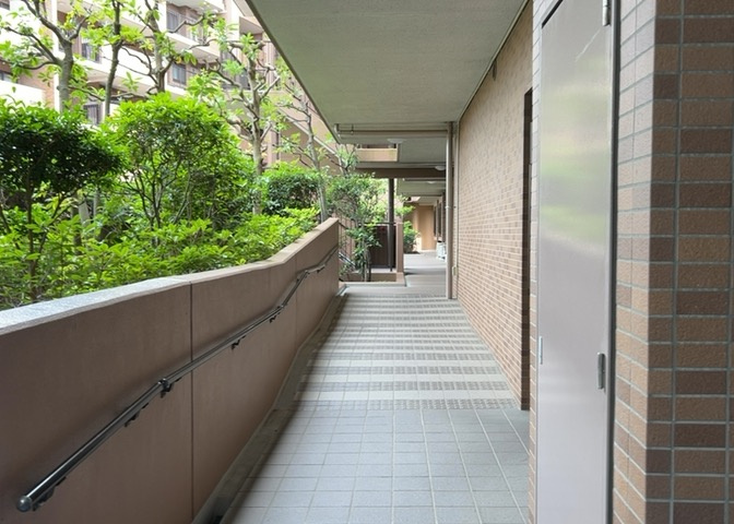 共用部分は、一棟の建物に住む区分所有者全員が共同で所有するとし、共用部分の管理、補修などは、区分所有者で形成される管理組合が行います。個人の判断で勝手に変更することはできませんので覚えておきましょう。
