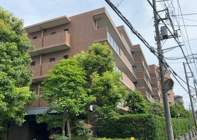 眺望の良さを楽しめるダイニングキッチンで家族団らんの時間を過ごしてはいかがでしょうか。バルコニーから見える景色を家族で眺める時間は、時間が経つのを忘れてしまいそうですね。是非、現地を見に行きましょう！