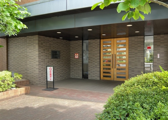 道幅が広い場所は日当たりや風通が良好です。幅が広いのですれ違いも可能ですし大きな車でも駐車可能！一方で、大型車が通ることも多くなるため交通量の増加により騒音に繋がります。また土地の値段が高くなります。