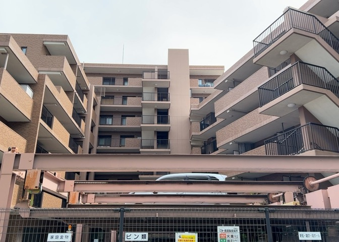 ＲＣ造、Reinforced　Concreteは直訳すると補強されたコンクリートです。主に柱や梁・床・壁が鉄筋とコンクリートで構成おり、鉄筋を組んだ型枠にコンクリートを流し込んで固めたものを指します。