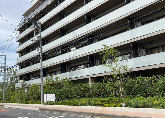 眺望を気にして物件を探す場合、前面に建物が建っていないか現地で確認しましょう！前面に建物があると景色はもちろん、日当たりや風通しにも影響が出てきます。住んだ時のことを想像しながら現地見学をしましょう。