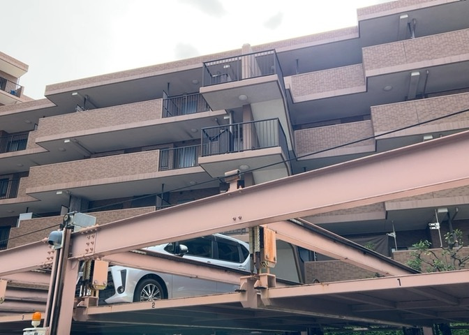 共用部分は、一棟の建物に住む区分所有者全員が共同で所有するとし、共用部分の管理、補修などは、区分所有者で形成される管理組合が行います。個人の判断で勝手に変更することはできませんので覚えておきましょう。