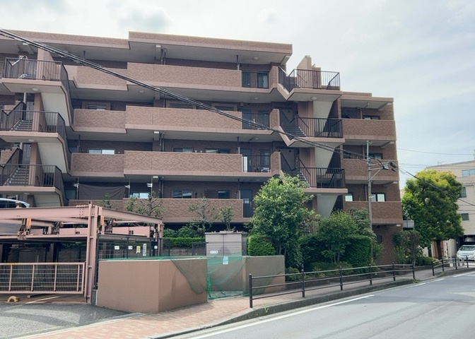 外観はマンション管理がされているかの目安になります。築年数が古いと、壁面は劣化してひび割れが生じることも！建物が古びていても細かいところが修繕されていると、きちんと管理されているなぁと感じるでしょう。