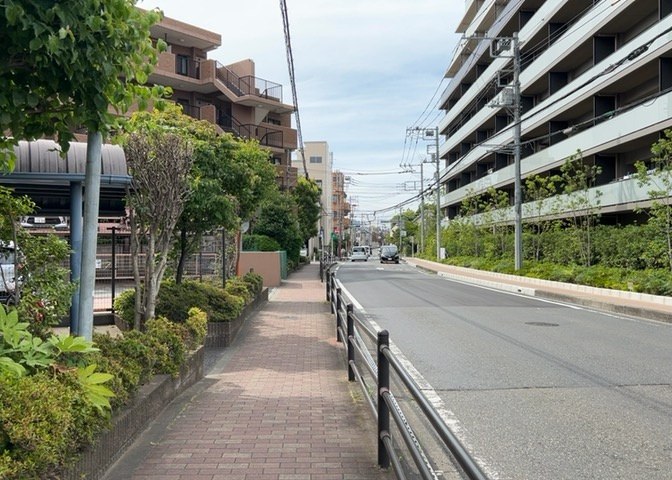 眺望の良さを楽しめるダイニングキッチンで家族団らんの時間を過ごしてはいかがでしょうか。バルコニーから見える景色を家族で眺める時間は、時間が経つのを忘れてしまいそうですね。是非、現地を見に行きましょう！