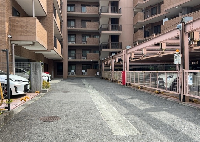 駐車場と明記されていても、最小スペースでつくられた駐車場だと大型車は駐車できなかったり、出入りしにくくなったりする可能性があります。お車のサイズと購入したい物件の駐車場のサイズを現地で確認しましょう。