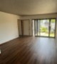 大きな窓があり、お部屋が明るく家具を置いても広々◎