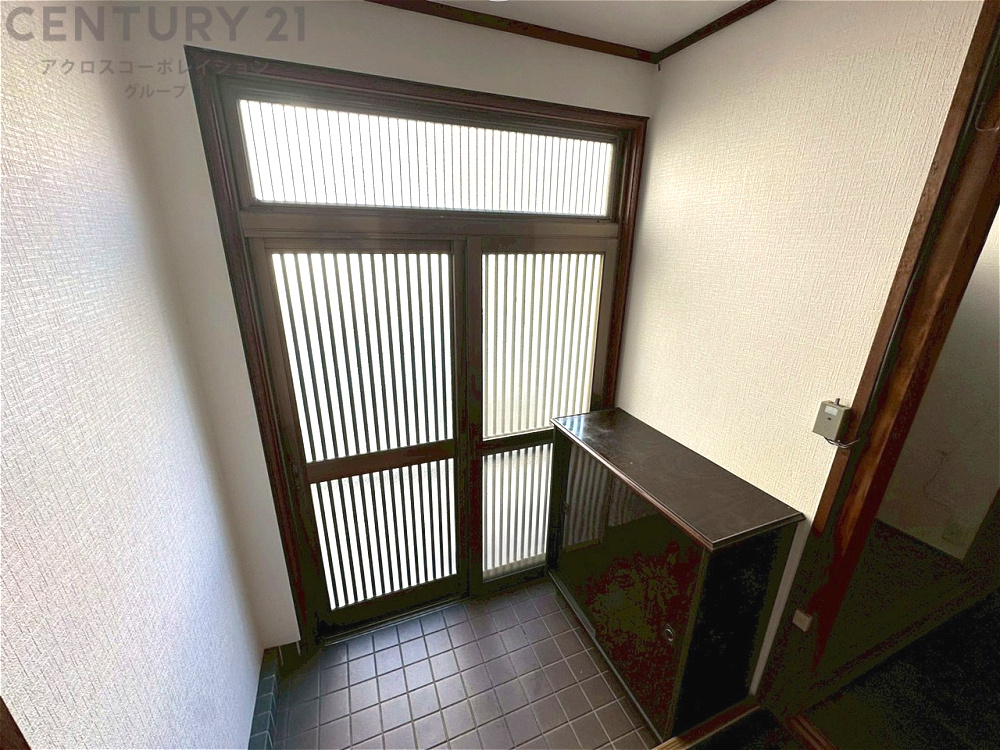 大きな玄関収納付きの玄関です　家族皆様の履物をしっかり収納できます　