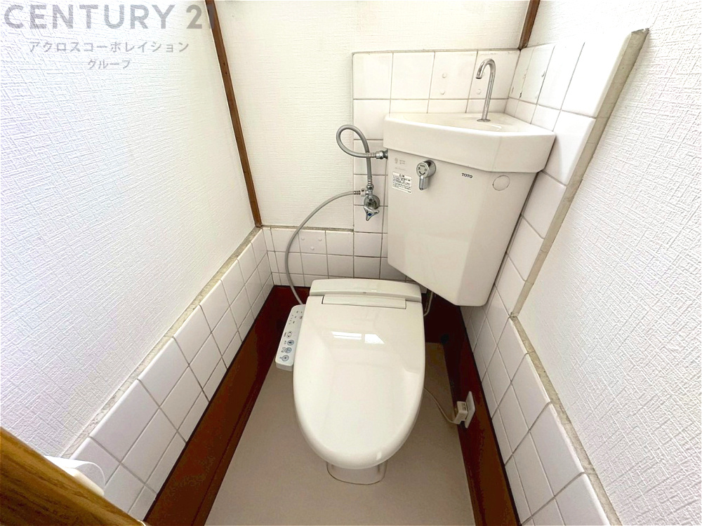 温水洗浄便座付トイレは温水洗浄機能により、暖かい水でおしりを洗浄することができ、冷たい水を使う従来の便座に比べ、温水洗浄機能で暖かいトイレを提供し、快適な使用を可能にします。