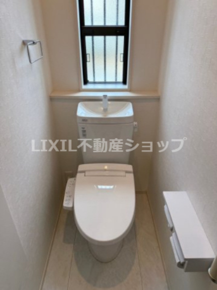 細かな温度調節ができ、清潔・快適に使用できる温水洗浄機能付トイレです。