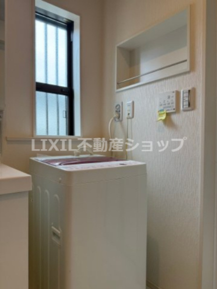 ランドリースペースには収納棚が付いています。洗剤などが置けて便利ですね。