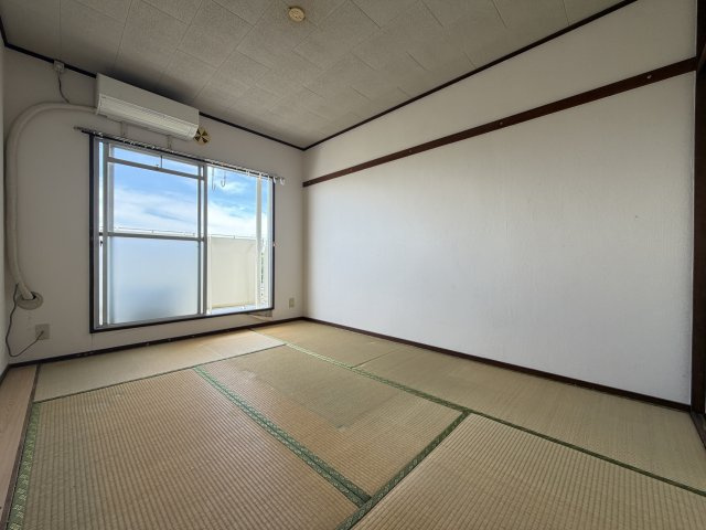 玄関側の6帖の和室となります。