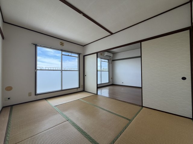 リビング横の6帖和室です。