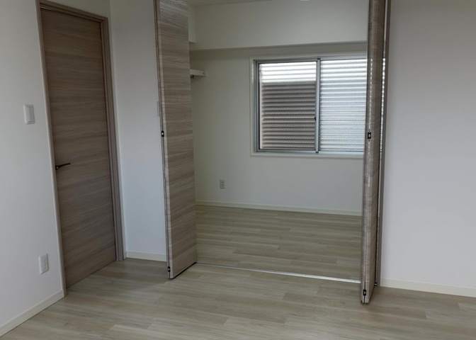 5.4帖の洋室は静かで落ち着いた雰囲気が漂い、主寝室としておすすめのお部屋です。東南向きの開口部から心地よい光が届き、爽やかな朝を迎えられます。収納スペースも確保され空間を広々と使用可能です。