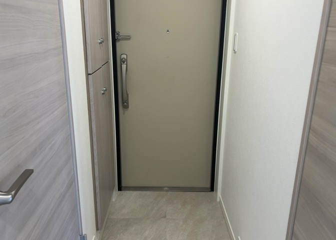 家の顔である玄関エリアには、たくさんの靴をしまえるシューズボックスを完備しています。リフォーム済みの明るい空間が住まう人を温かく迎え入れます。姿見や小物を置けるスペースもあり使い勝手抜群です。