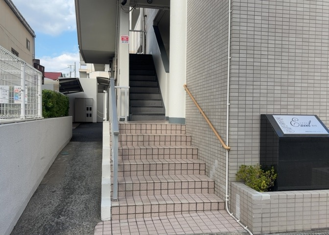マンションの玄関口となるエントランスアプローチです。綺麗に清掃管理されており、住まう方や訪れる方を心地よく迎え入れます。6階建ての落ち着いた低層フォルムで、安全に安心して配慮された共用部です。
