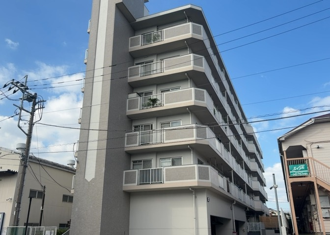 4階部分の空室状態で即引渡しが可能なお部屋の現況です。室内リフォームが完了しているため、リフォーム費用をかけずにそのままお住まいいただけます。相模線南橋本駅や各路線へのアクセスも可能な立地です。