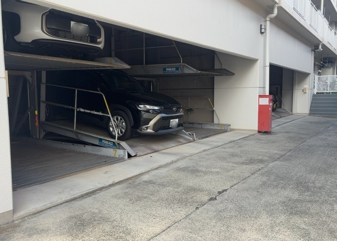 敷地内にある駐車場スペースの様子です。お持ちのお車のサイズや最新の空き状況につきましては、随時確認を行っておりますのでお気軽にお問合せください。お車をお持ちのご家族にもおすすめのマンションです。