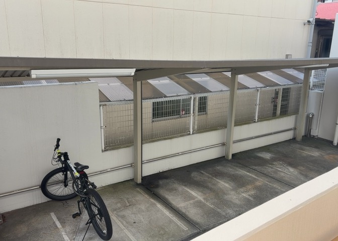 屋根付きの駐輪場が敷地内に設置されております。大切な自転車を雨風から守ることができ、通勤や通学、近隣のスーパーなどへのお買い物にも大変便利です。利用状況や空き区画については事前にお尋ねください。