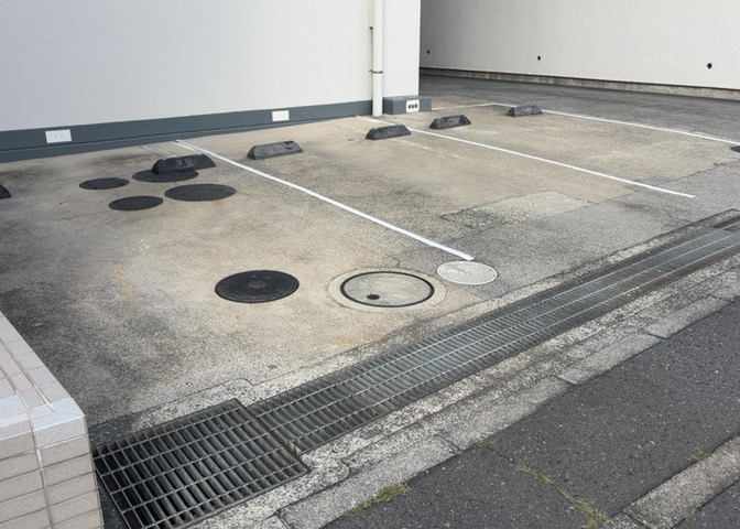 敷地内に確保されたパーキングエリアです。建物に隣接しているため、雨の日の荷物の積み下ろしや小さなお子様を連れてのお出かけもスムーズに行えます。駐車可能車種や空き状況の詳細はお問い合わせください。