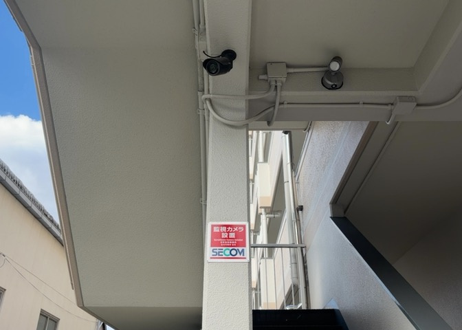 管理人室や共用掲示板が設置されたエントランス内部の受付エリアです。マンションの連絡事項などが確認できるよう配慮されています。管理体制が整っており、住まい全体の防犯意識の向上にも繋がっています。