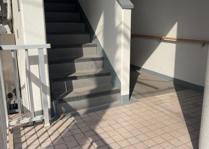 エントランス付近にある共用の休憩スペースです。住人同士の簡単な挨拶や、来訪者とのちょっとした歓談にもご利用いただけます。日常にゆとりをもたらす共有空間としてきれいに清掃・維持管理されています。