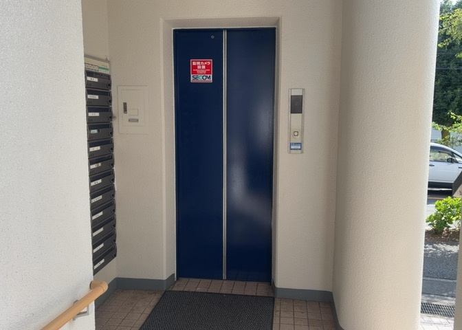 共用廊下や階段などの共用スペースです。清掃作業が定期的に行われており、いつでも清潔な状態が保たれています。手すりの設置や十分な通路幅が確保されており、居住者が安全に通行できるよう配慮されています。