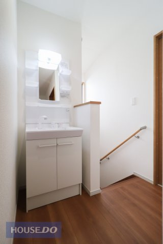 【洗髪洗面化粧台】大きな洗面ボウルとハンドシャワーで、お風呂に入らなくても洗面台で手軽に洗髪♪三面鏡の裏側には収納スペースがあります。