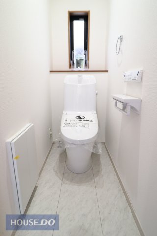 【トイレ】温水洗浄暖房便座付き。2箇所あるので、忙しい朝でも安心♪ほっと一息つけるプライベート空間は広めの設計となっております。